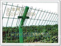 铁丝安全围栏网 农场与畜牧渔业的防护与配套饲料销售